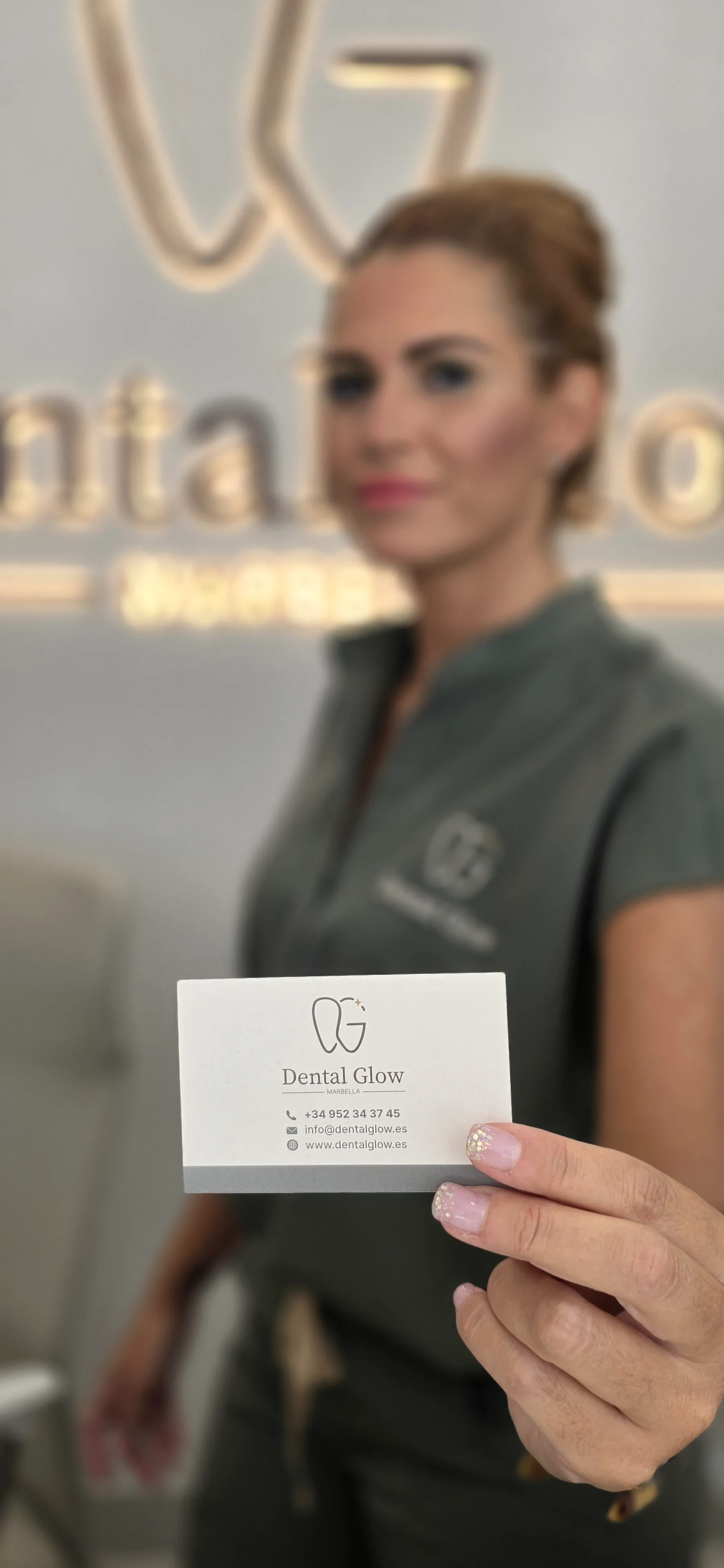 Atención al cliente en recepción de Dental Glow Marbella