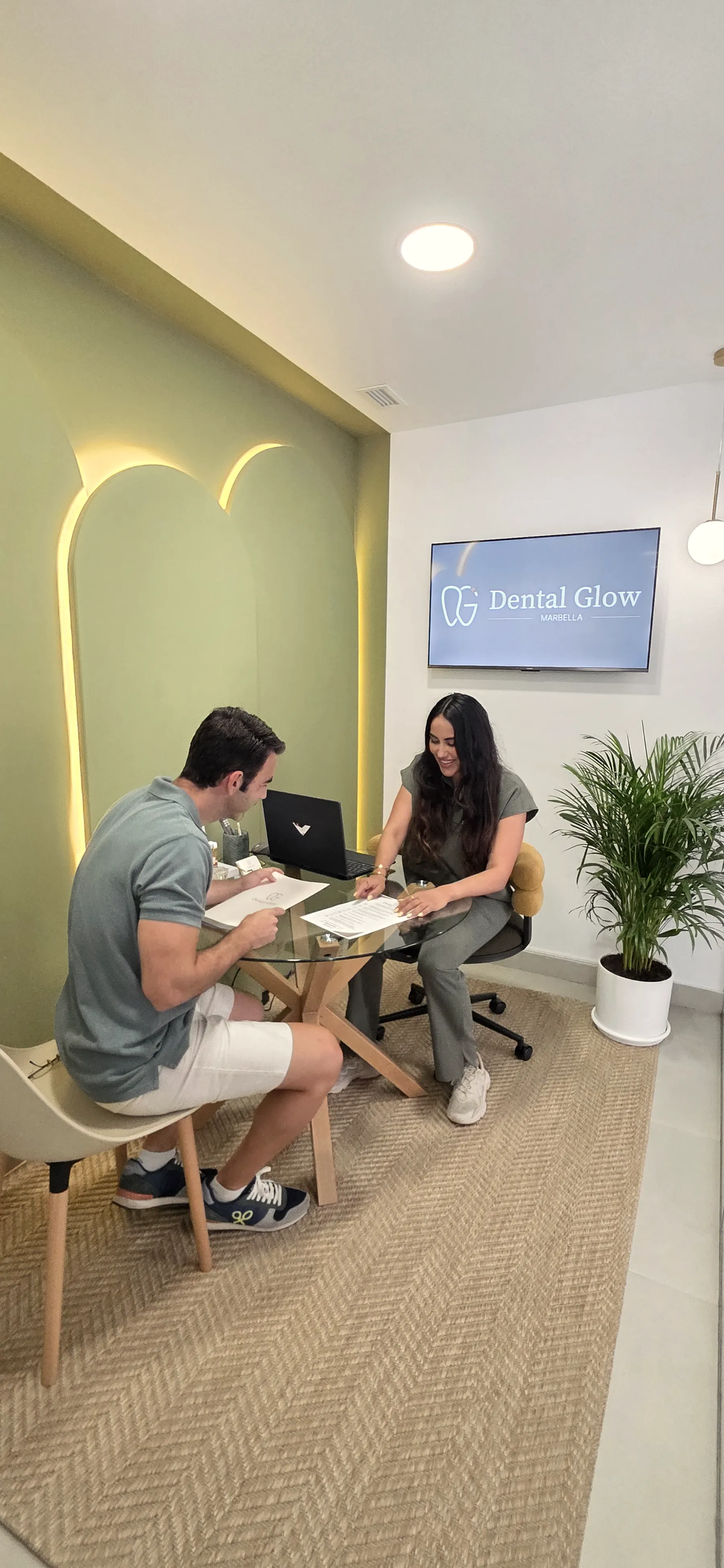 Atención al cliente personalizada a paciente en sala de espera