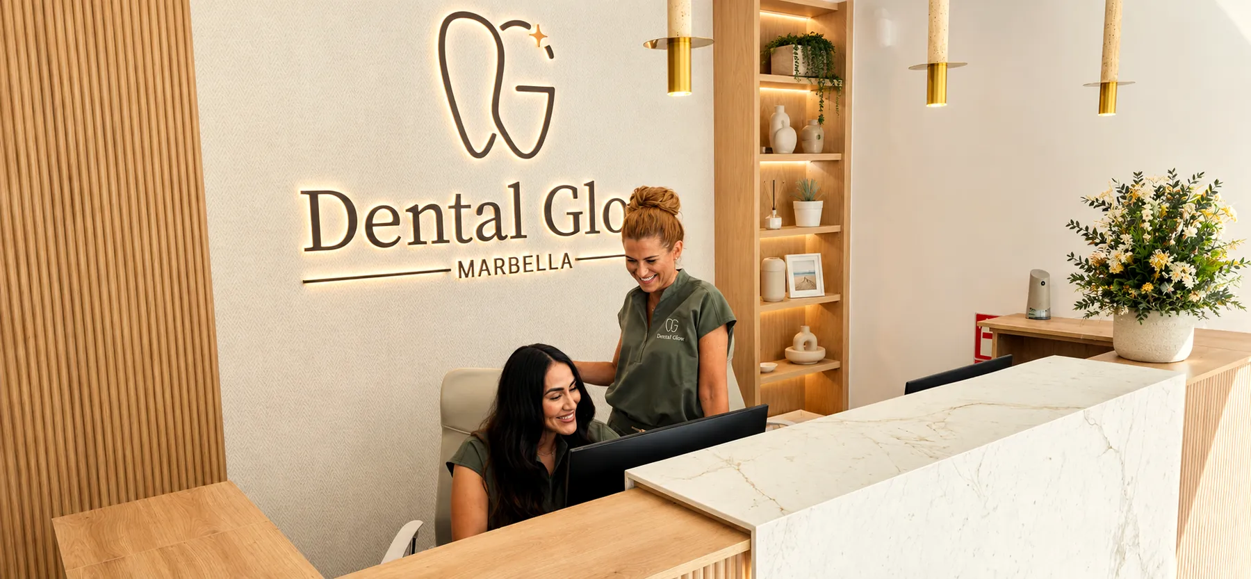 Equipo de recepción e higienistas dando la bienvenida en Dental Glow